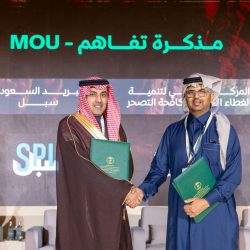 الموسى يجول في “رحلة عبر التاريخ في الأديان والكتب المقدسة”   