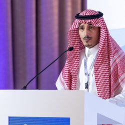 أمير منطقة عسير يكرّم منسوبي مركز تثليث