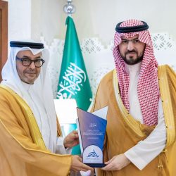 سمو أمير المنطقة الشرقية يستقبل أبناء الشيخ عبداللطيف الجبر ويطلع على عرض تعريفي عن مكتبة الجبر في جامعة الملك فيصل
