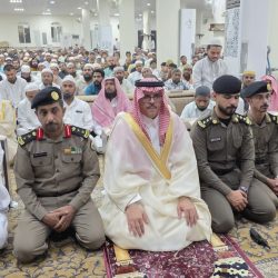*محافظ محايل يتقدم المصلين في صلاة عيد الأضحى المبارك*