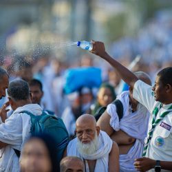 نائب أمير منطقة عسير يتقدم المصلين صباح عيد الاضحى