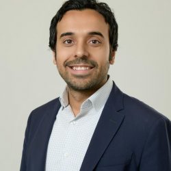 بـــ “رذاذ الرحمة”.. فتية الكشافة يُلطفون الأجواء على الحجيج بإنسانيتهم