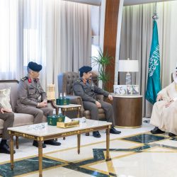 أمير المنطقة الشرقية يستقبل رئيس وأعضاء ديوانية التراث والأدب الشعبي بالمنطقة