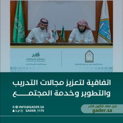 أمير منطقة الباحة يستعرض مستجدات تطوير مطار الملك سعود مع رئيس الطيران المدني .