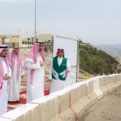 أمير منطقة الباحة يقلد مدير جوازات المنطقة رتبته الجديدة .