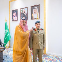 *بتوجيهات أمير منطقة عسير*  *محافظ محايل يكرِّم عدداً من الجهات الذين رسَّخوا قيم العمل الإنساني*