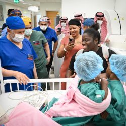 نجاح عملية فصل التوأم الملتصق الجامايكي “أزاريا وأزورا إيلسون” بعد عملية جراحية معقدة استغرقت (5) ساعات   