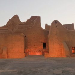 خيرية المغربي توقع (5) إصدارات في “كتاب جدة”