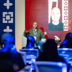 المجنوني يقرأ حوارية النقد والجمال في معرض جدة للكتاب .