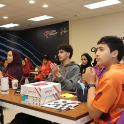 “سحر الأنوثة في مواجهة الألم.. ريشة د. كادي الثنيان تجسد قوة المرأة في حملة (ما وراء بطانة الرحم)” بالخبر 