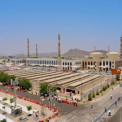 الشيخ علي الحذيفي في خطبة عرفة: الحج فريضة تتجلى فيها مظاهر التعارف والتآلف والتعاون والتكافل بين أهل الإسلام