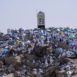 حجاج بيت الله الحرام ينفرون من عرفات إلى مزدلفة