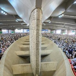 في يوم الوداع .. الحجاج المغادرون يتسابقون على شراء الهدايا من مكة