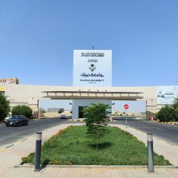 الخط العربي ينسج الجمال على ثوب الكعبة و”الثلث الجلي” يتوج كسوتها بهيبة الفن الإسلامي