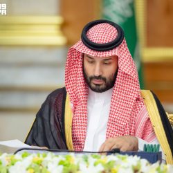 الخط العربي ينسج الجمال على ثوب الكعبة و”الثلث الجلي” يتوج كسوتها بهيبة الفن الإسلامي